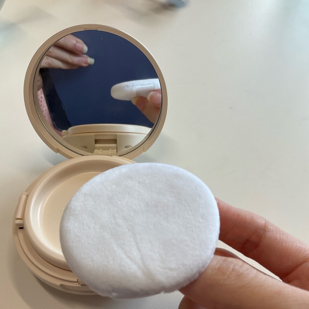 Dior cushion powder light shade - Picture 2 of 9